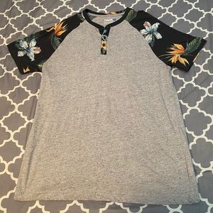 Gray shirt with Hawaiian printed sleeves
